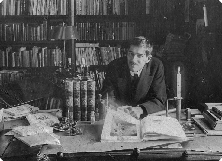 Корней Чуковский в своем кабинете в Куоккале. 1910-е гг. 