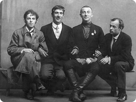 Мандельштам, Чуковский, Бенедикт Лившиц и Юрий Анненков, фото во время мобилизации на фронт (Лившиц был среди мобилизованных, бритый и в сапогах, остальные остались в Питере). 1914