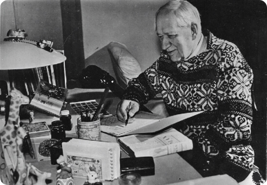 К. И. Чуковский за своим письменным столом. Переделкино. 1960-е гг. РГАЛИ. Ф. 3390